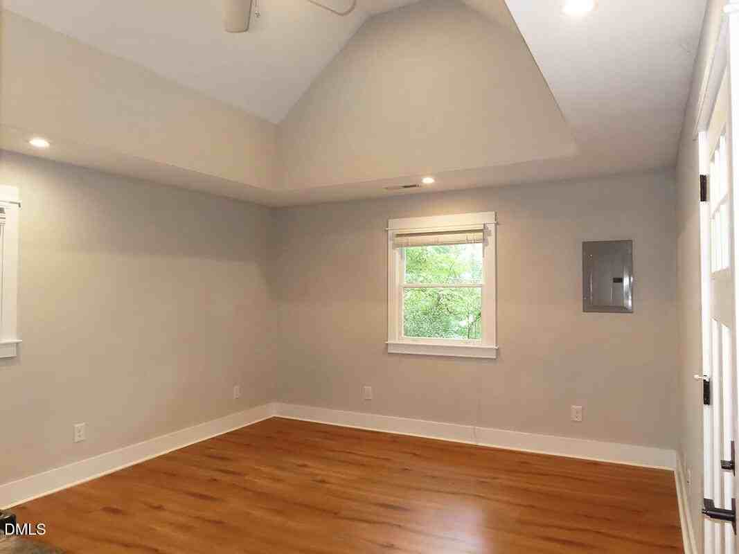 904 E Franklin St - Photo 2 of 8