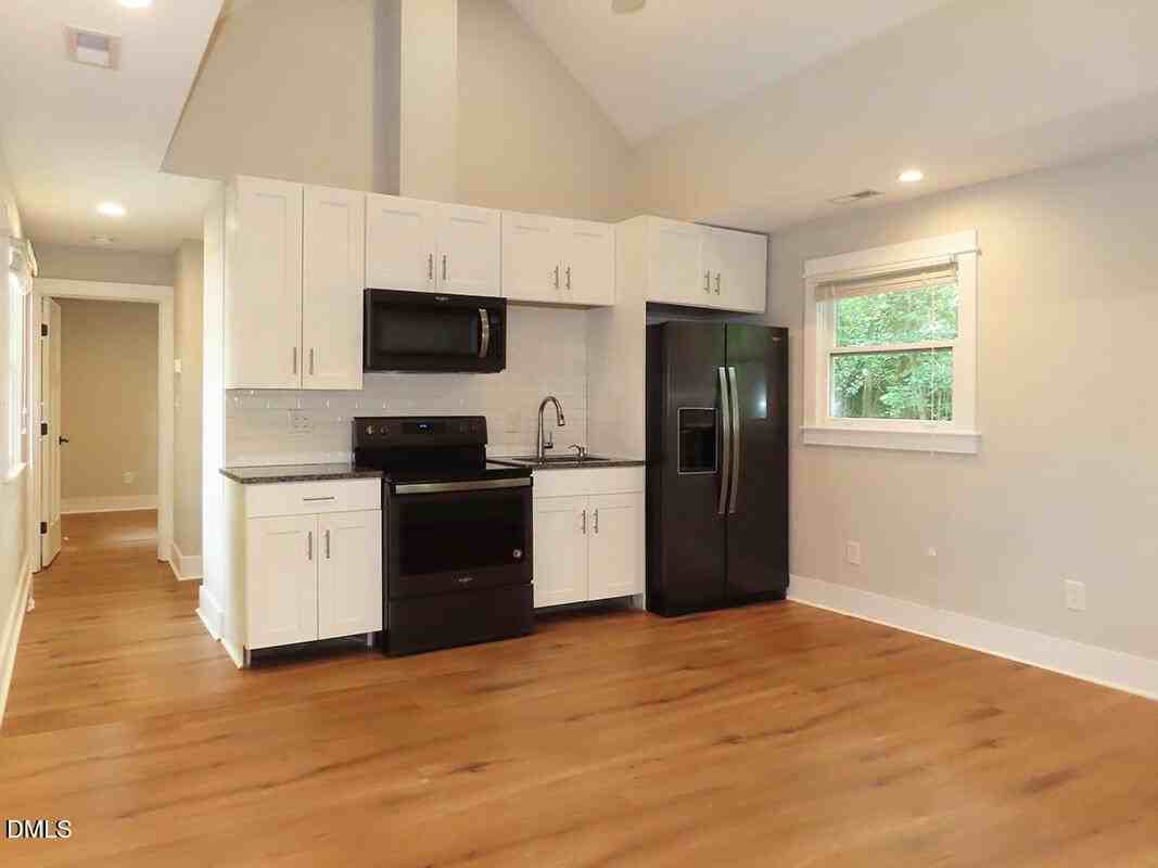904 E Franklin St - Photo 3 of 8