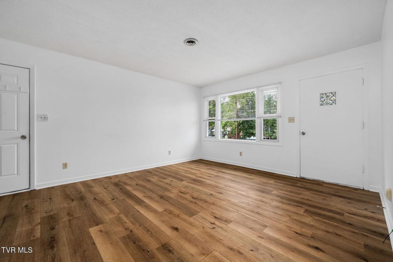 112 Evergreen Rd - Photo 6 of 44