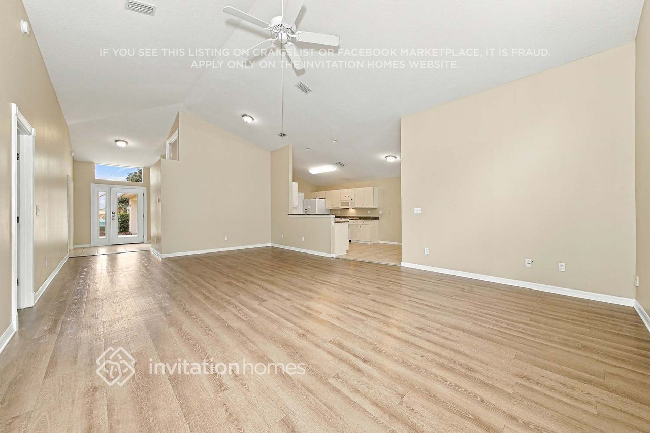 1121 Hartbourne Ln - Photo 3 of 17