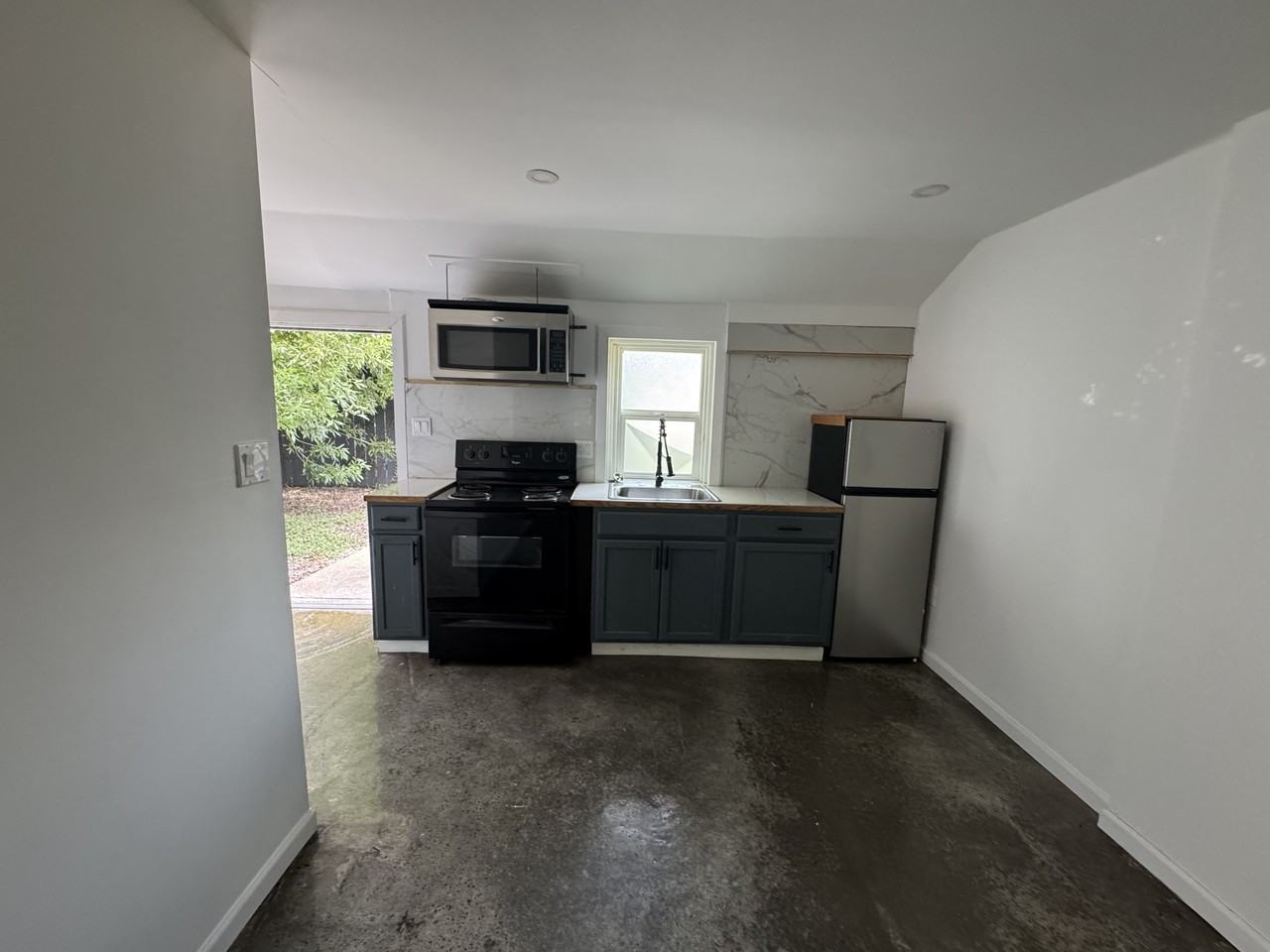 405 E North St #B - Photo 2 of 5