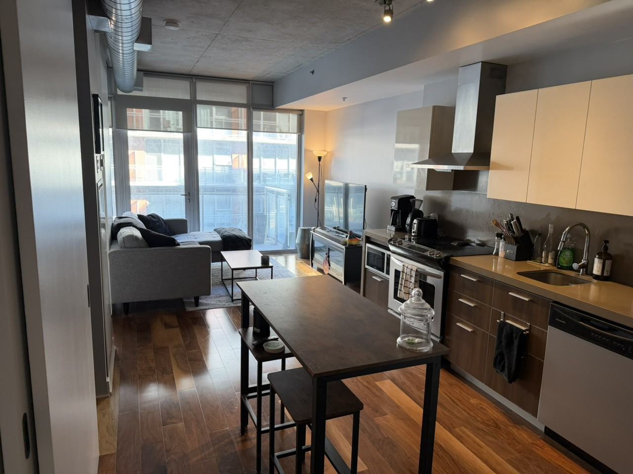 360 McLeod St - Photo 3 of 11