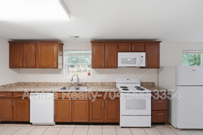 1542 Monument Ave - Photo 3 of 31
