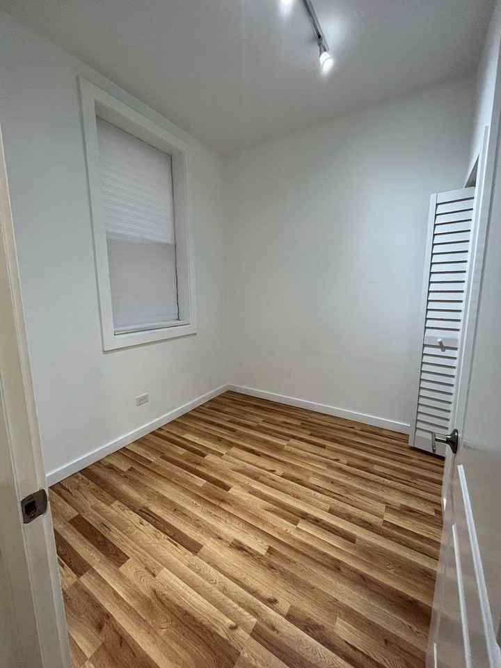 1037 West Polk Street #1R - Photo 5 of 12