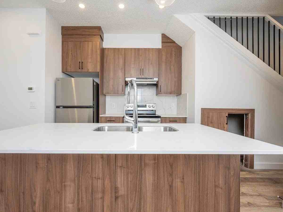 156 Park St - Photo 5 of 33