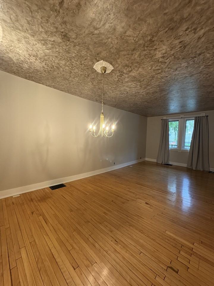 530 Aulneau St - Photo 2 of 20