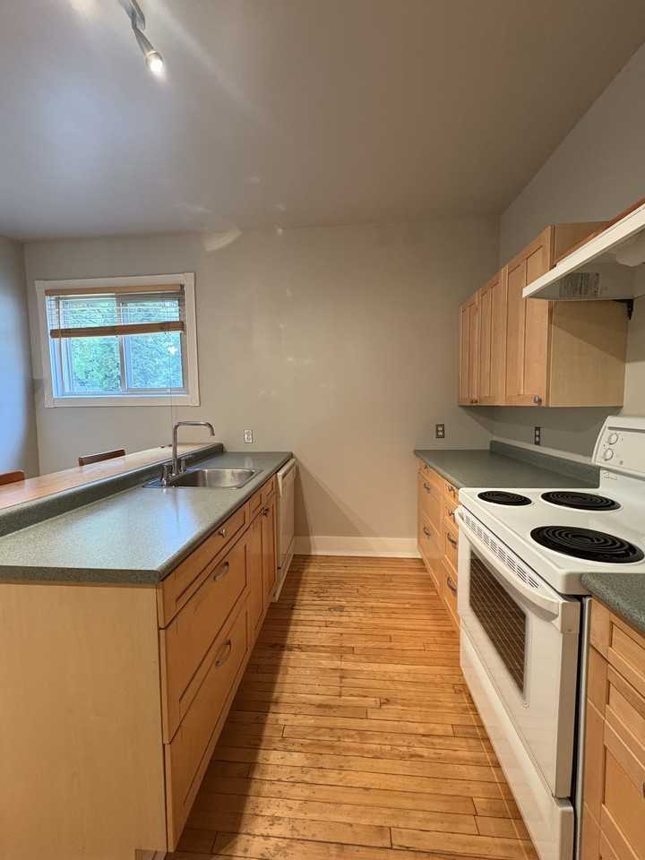 530 Aulneau St - Photo 5 of 20