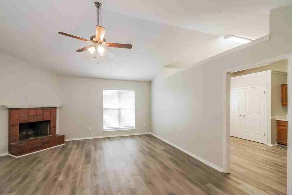 7095 Brandee Dr - Photo 4 of 16