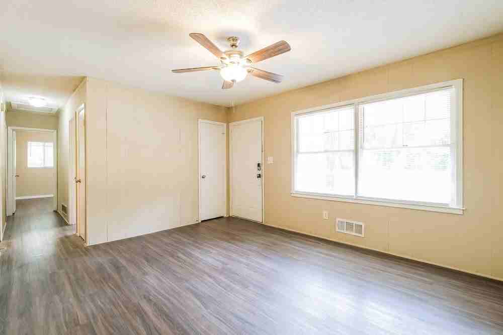 8216 Saxon Ct - Photo 3 of 15