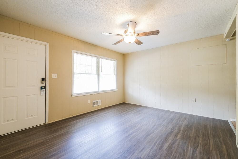 8216 Saxon Ct - Photo 4 of 15