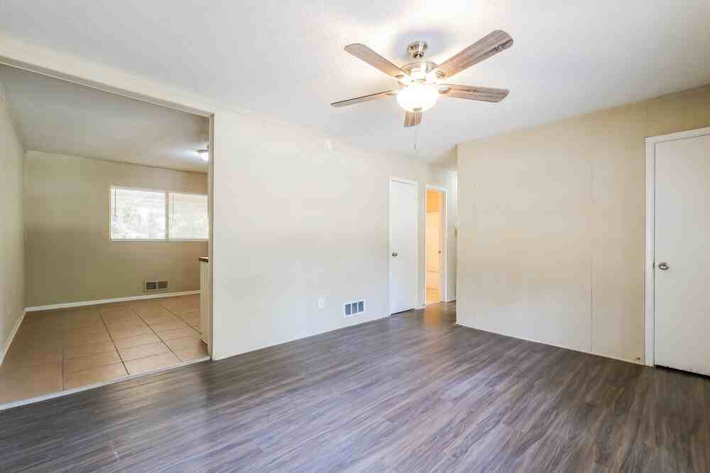 8216 Saxon Ct - Photo 5 of 15