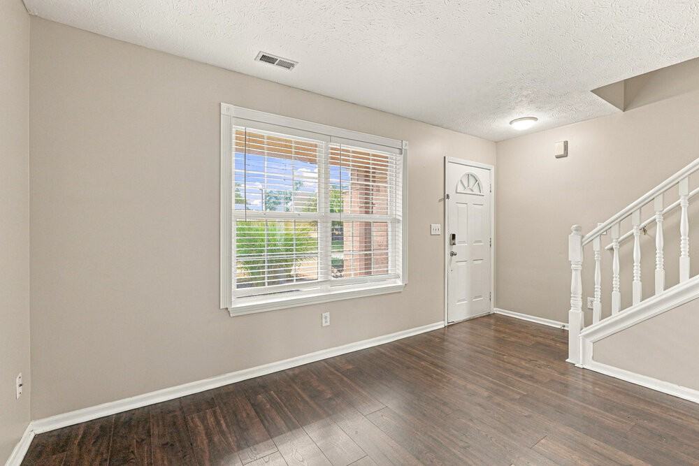 1099 Meadowview Ct - Photo 6 of 16
