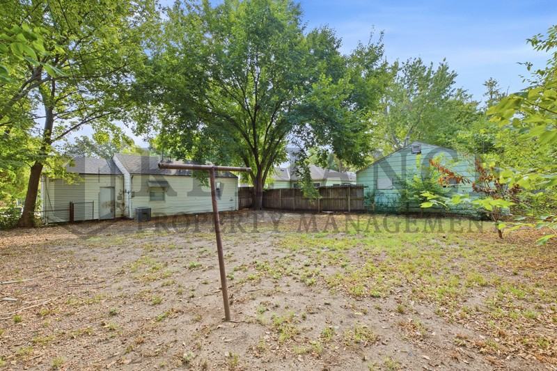 1115 Waverly St - Photo 4 of 20