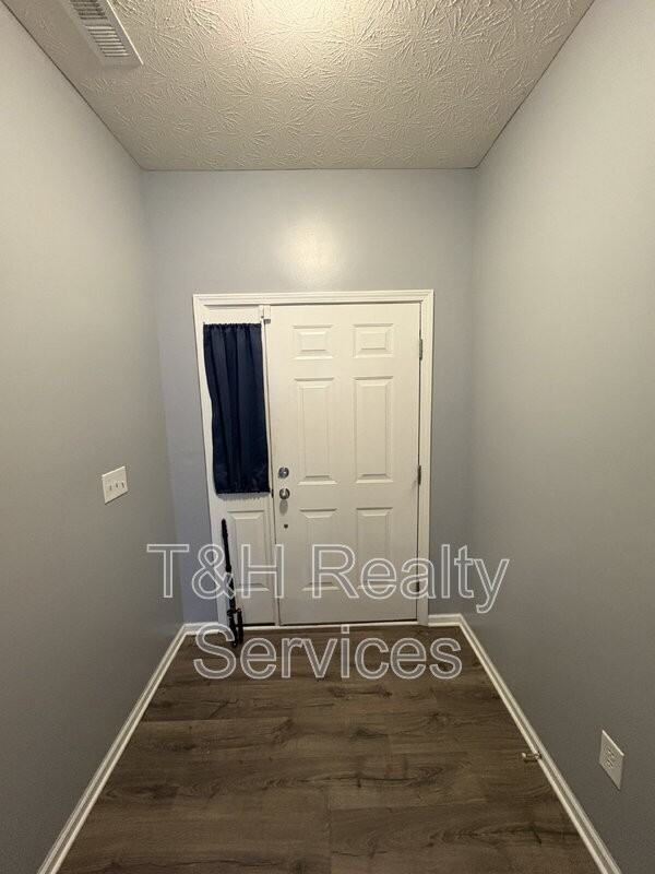 4920 Penoyer Ln - Photo 4 of 26