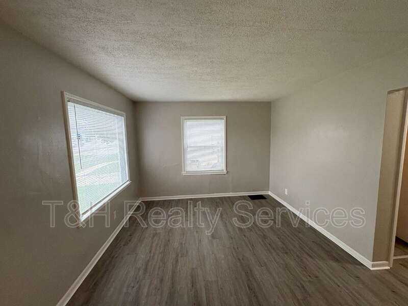 5425 E 21st St - Photo 5 of 19