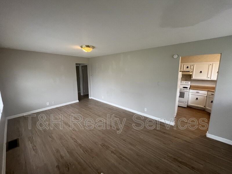 5130 Ford St - Photo 6 of 31