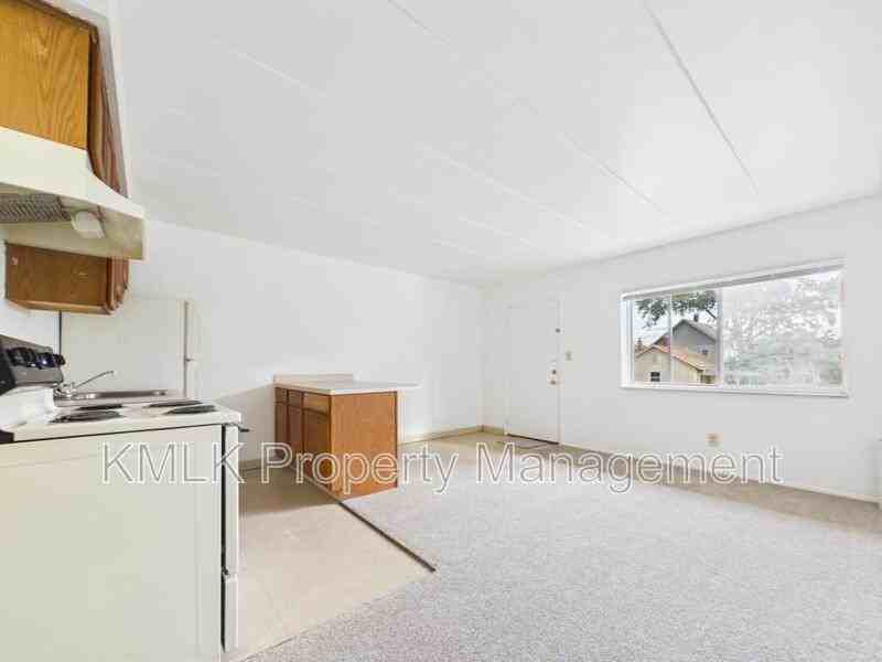 658 Sherman St - Photo 3 of 12