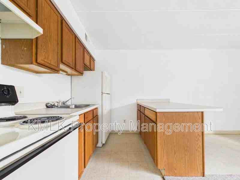 658 Sherman St - Photo 5 of 12