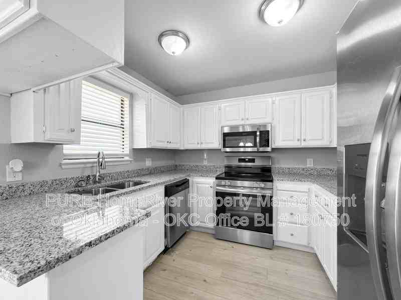 2113 Ne 9th St - Photo 4 of 22