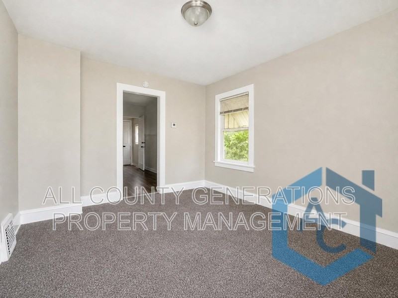 10800 Shale Ave - Photo 4 of 15