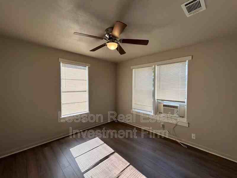 2632 Foster St - Photo 6 of 12