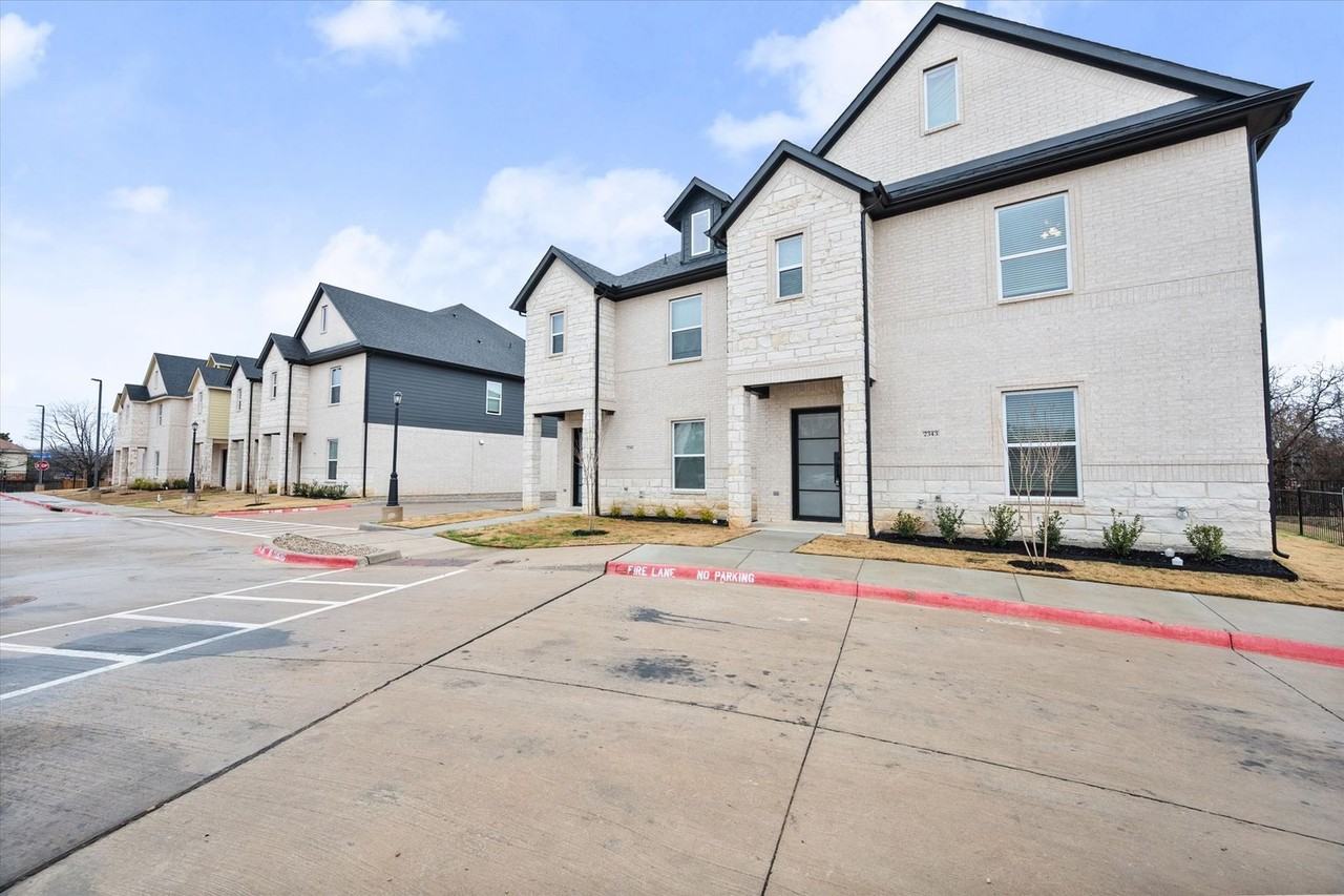 2333 Spring Park Blvd - Photo 3 of 37