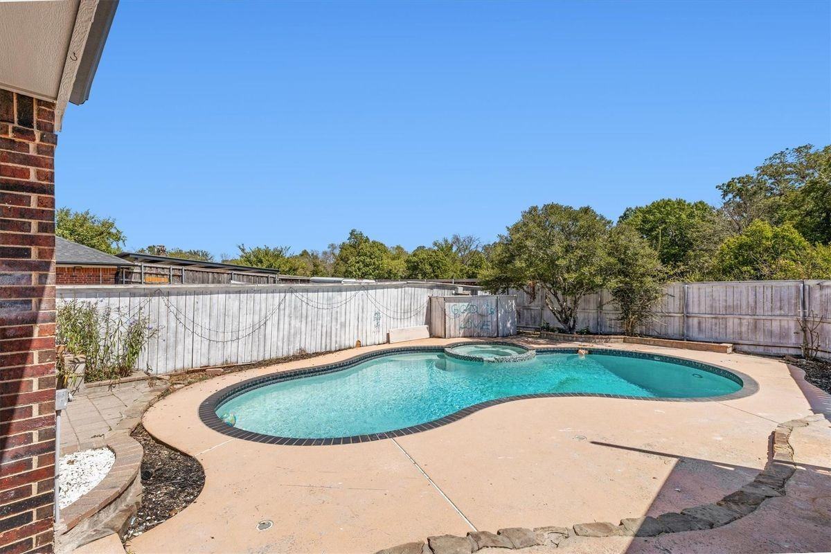 2324 Boardwalk Dr - Photo 4 of 21
