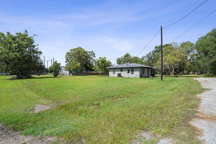 1300 Basin St - Photo 4 of 21