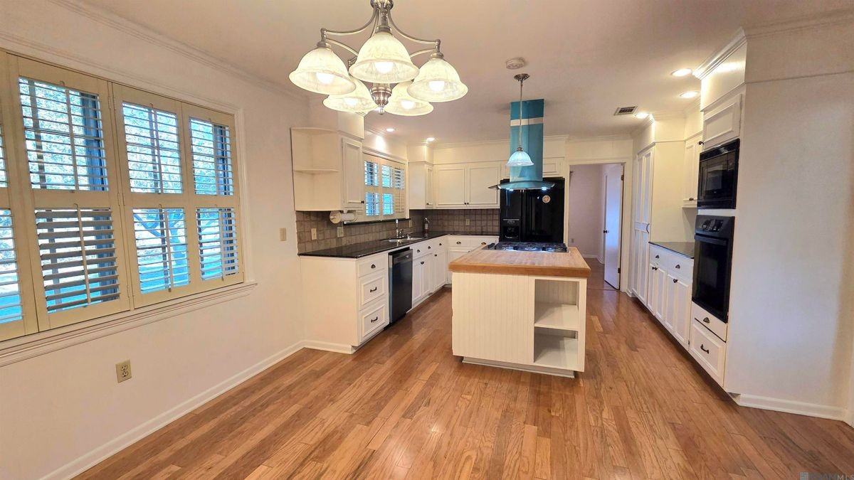 11067 Goodwood Blvd - Photo 2 of 32