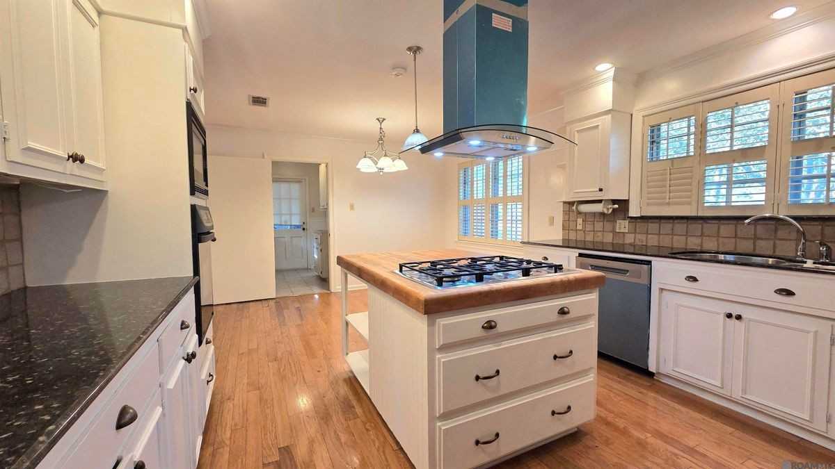 11067 Goodwood Blvd - Photo 3 of 32
