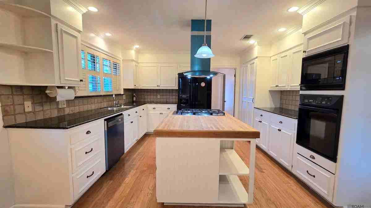 11067 Goodwood Blvd - Photo 7 of 32
