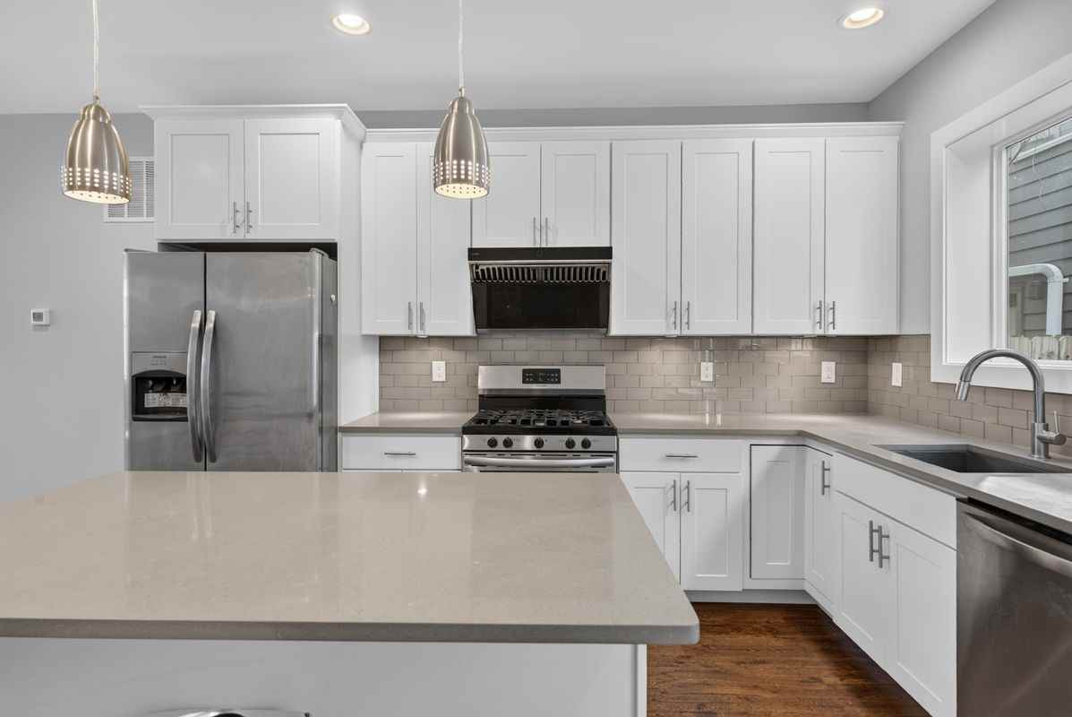 1227 Peters St - Photo 4 of 15