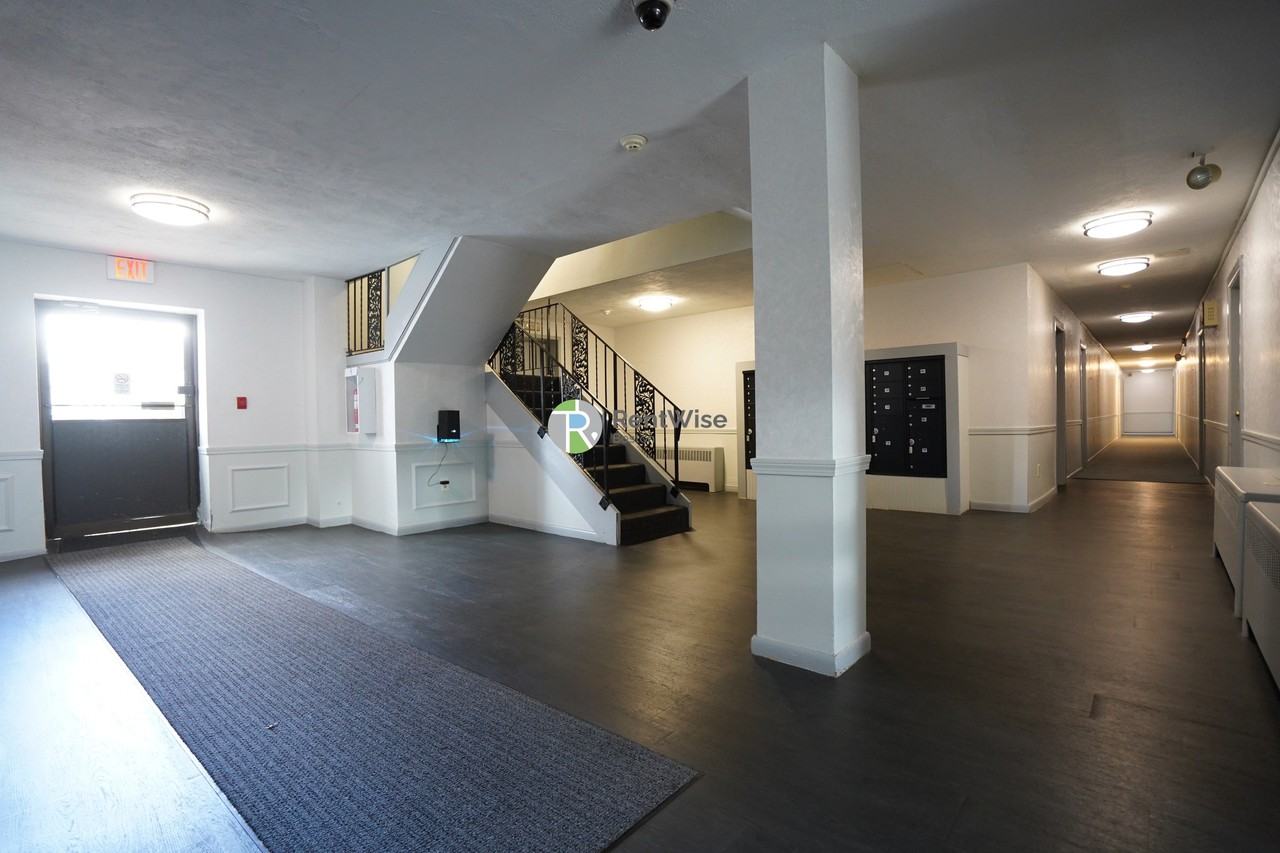 740 E 7th St #10 - Photo 4 of 5
