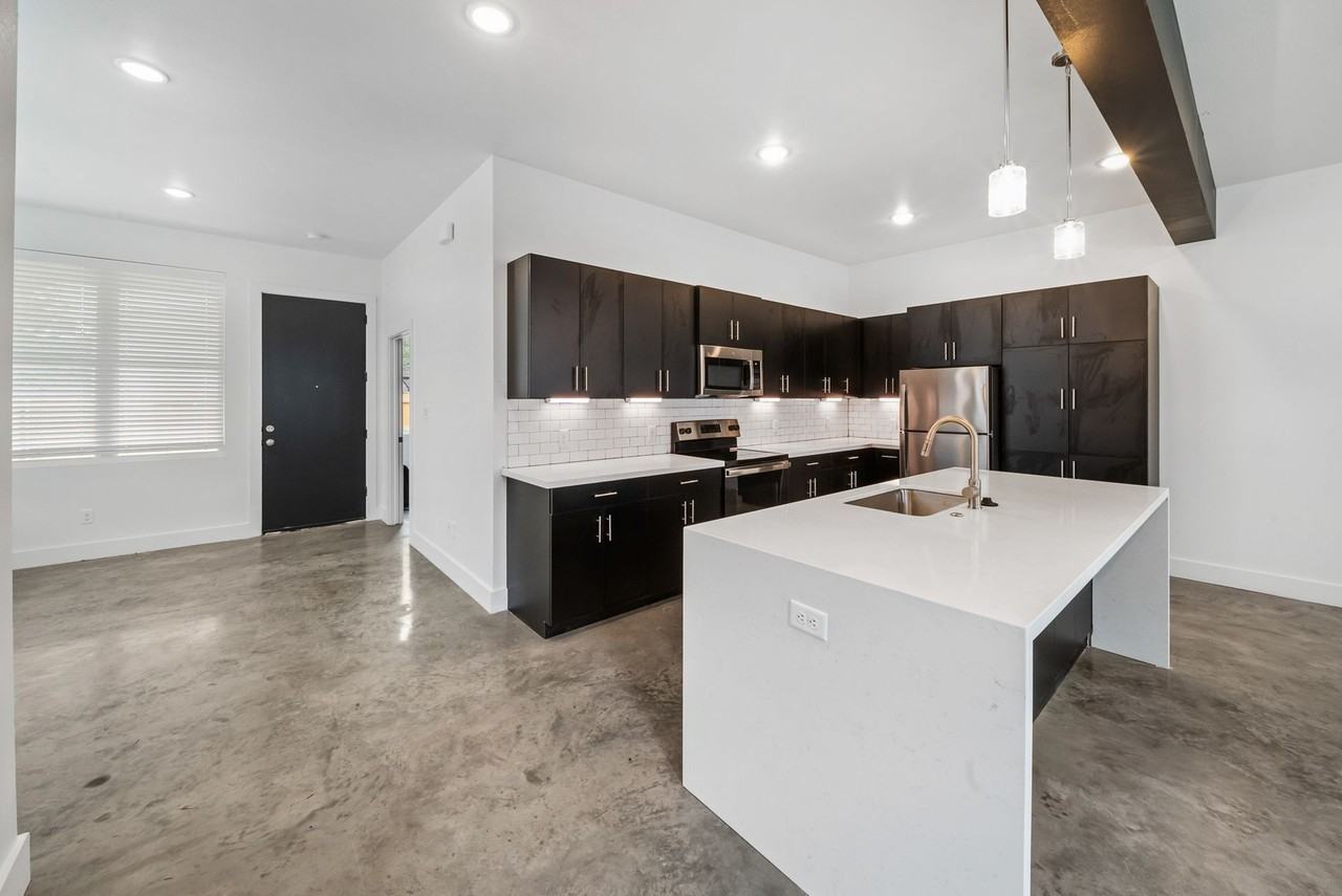 211 Lynn Dr - Photo 3 of 26