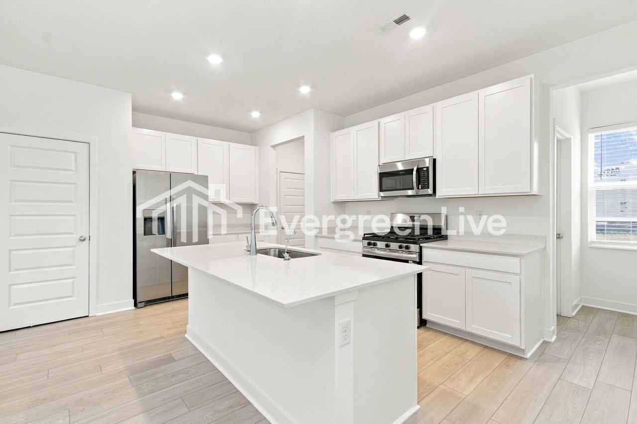 925 Drummond Ct - Photo 4 of 15