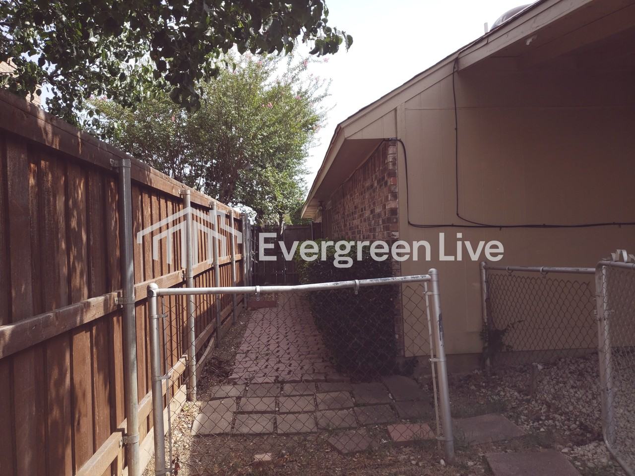 2217 Rockwood Dr - Photo 7 of 35