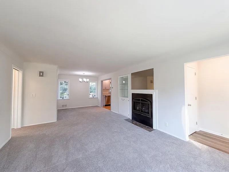 1181 Laurie Road West - Photo 2 of 9