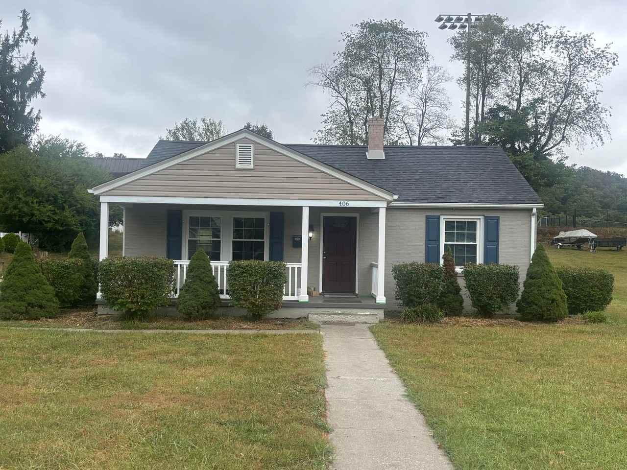 406 Walker St - Photo 2 of 13
