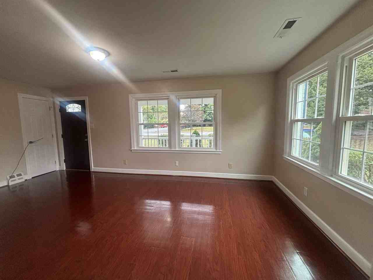 406 Walker St - Photo 4 of 13