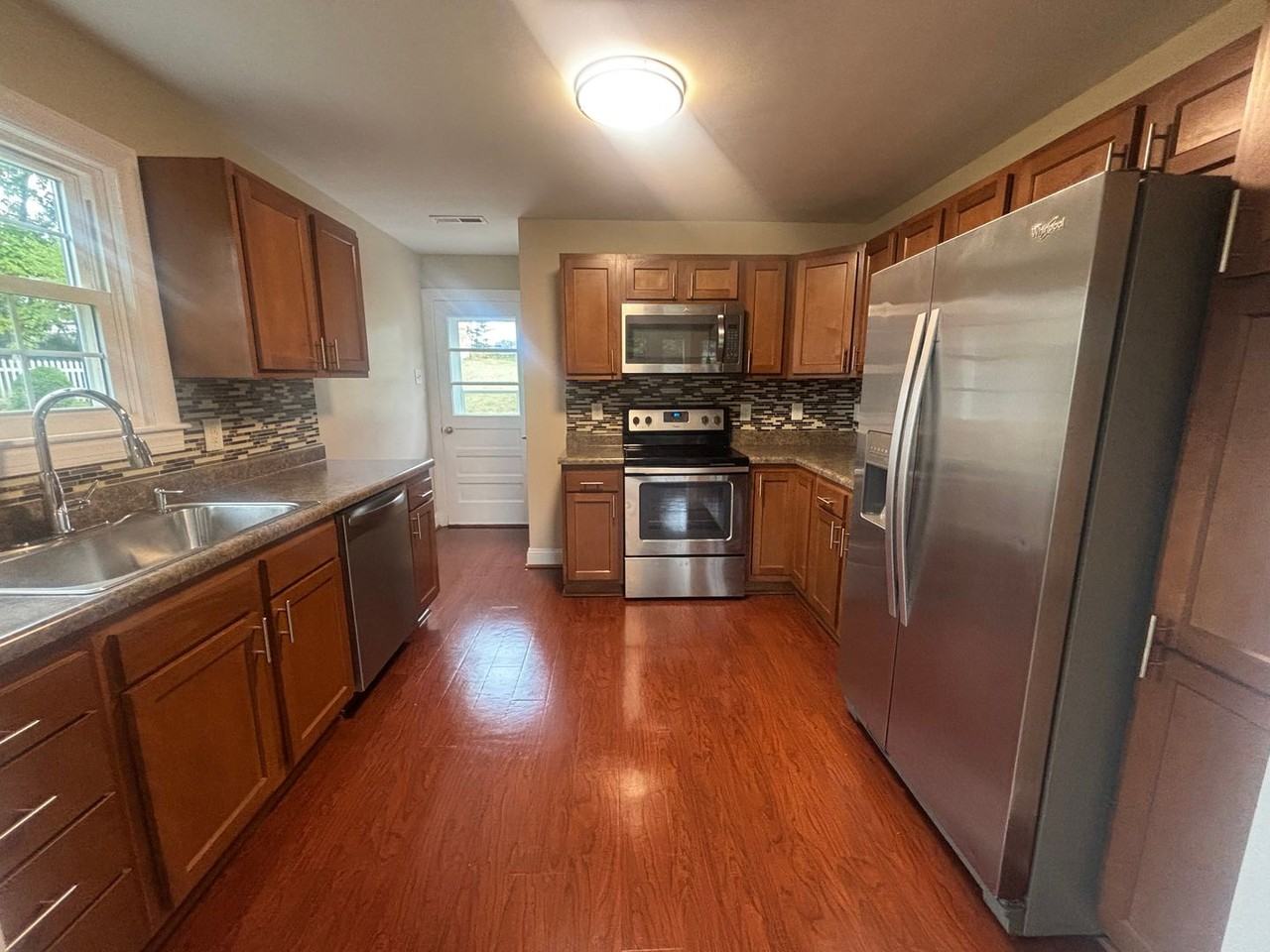 406 Walker St - Photo 5 of 13