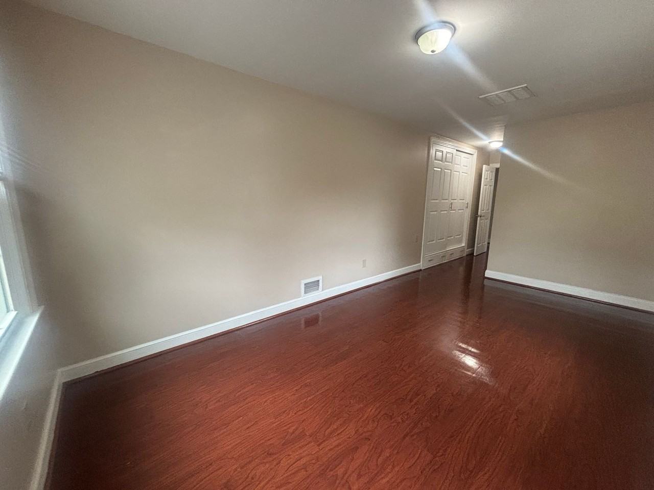 406 Walker St - Photo 7 of 13