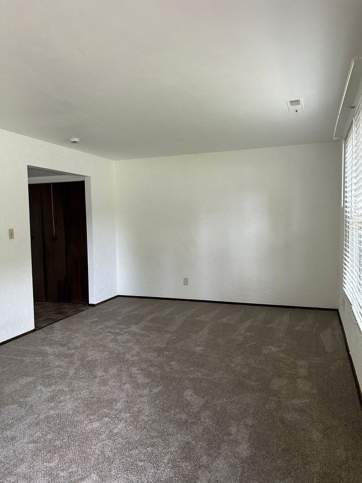935 Fair Oaks Dr - Photo 2 of 10