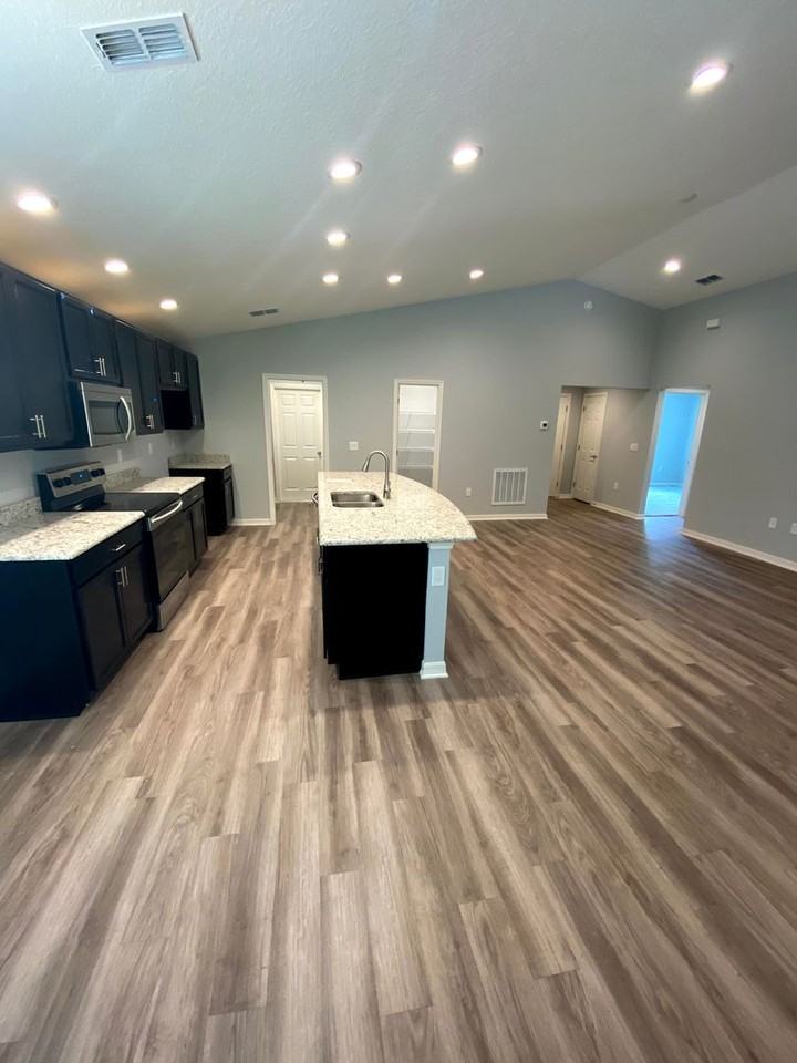 913 Pearly Ridge Ln - Photo 2 of 9