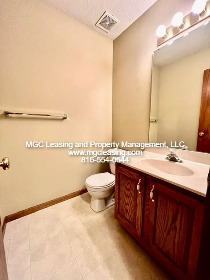 503-509 N Foxridge Dr - Photo 5 of 16
