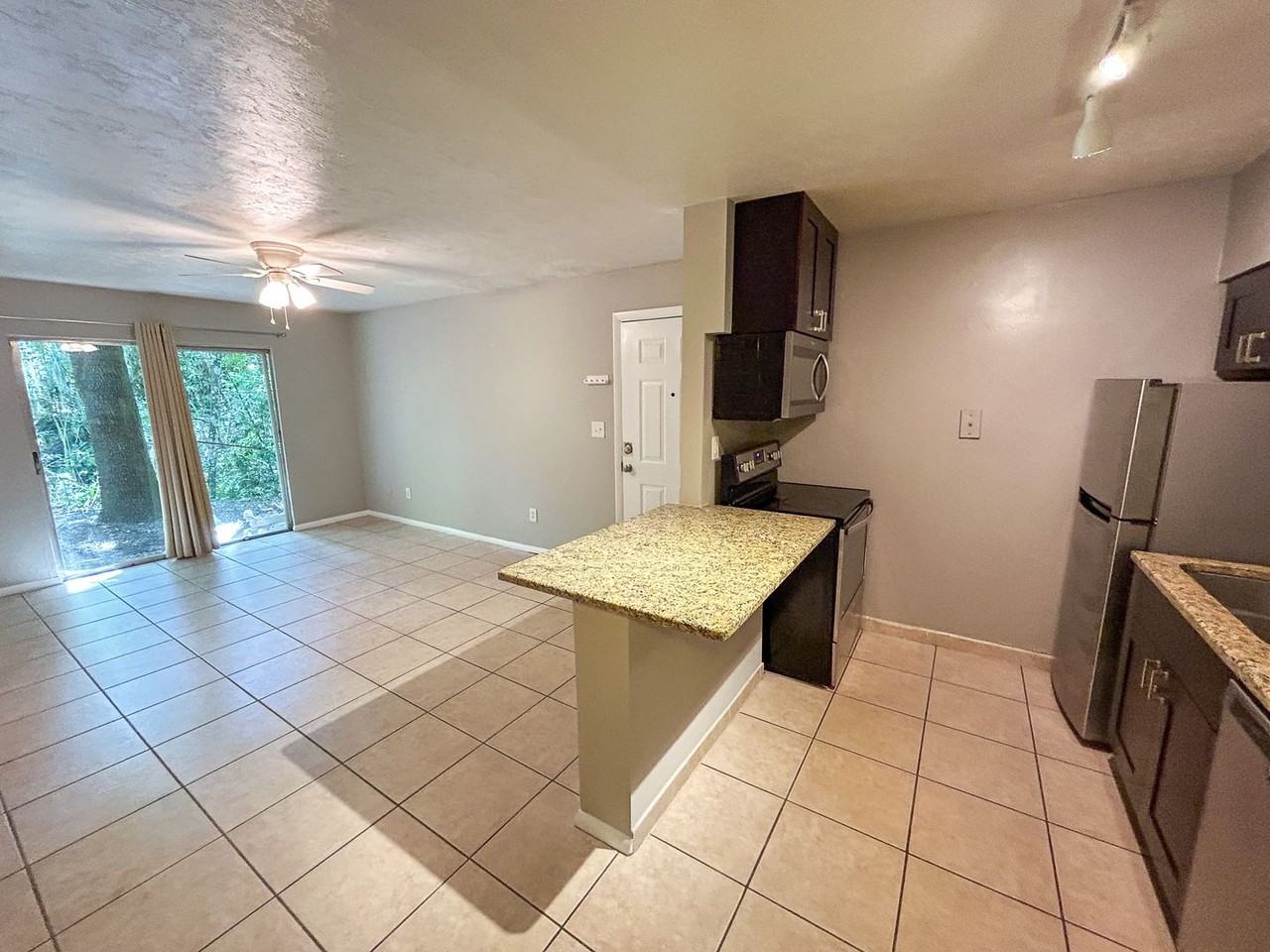 1015 Sw 9th St - Photo 4 of 13