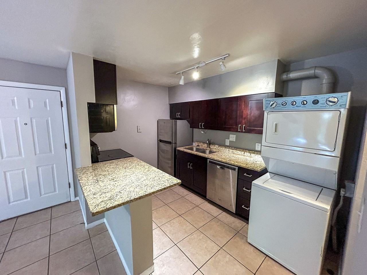 1015 Sw 9th St - Photo 5 of 13