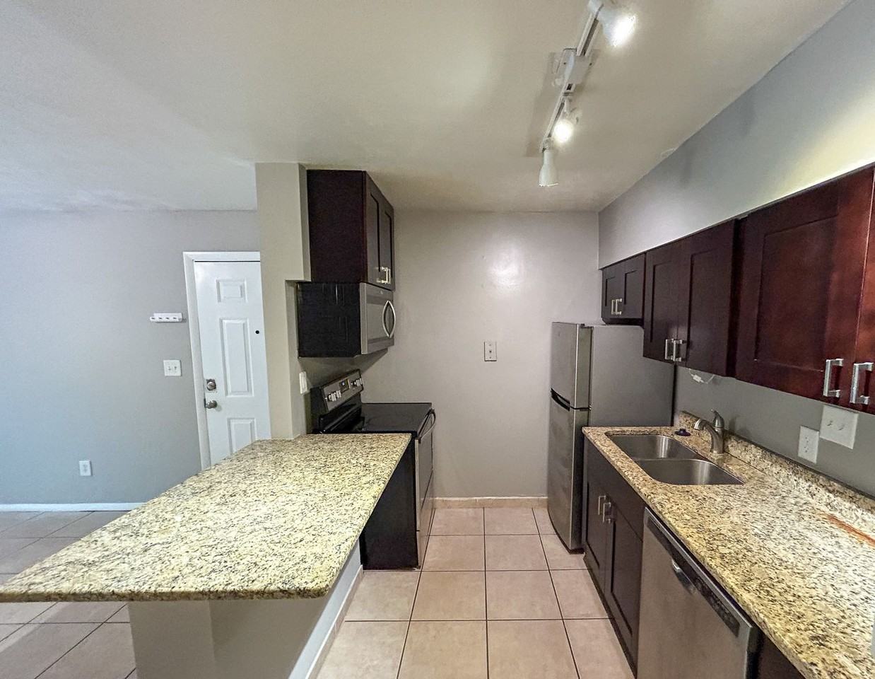 1015 Sw 9th St - Photo 6 of 13