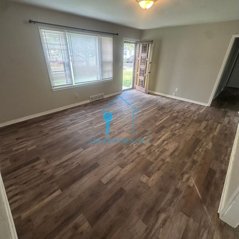 501 W 33rd St S - Photo 3 of 15