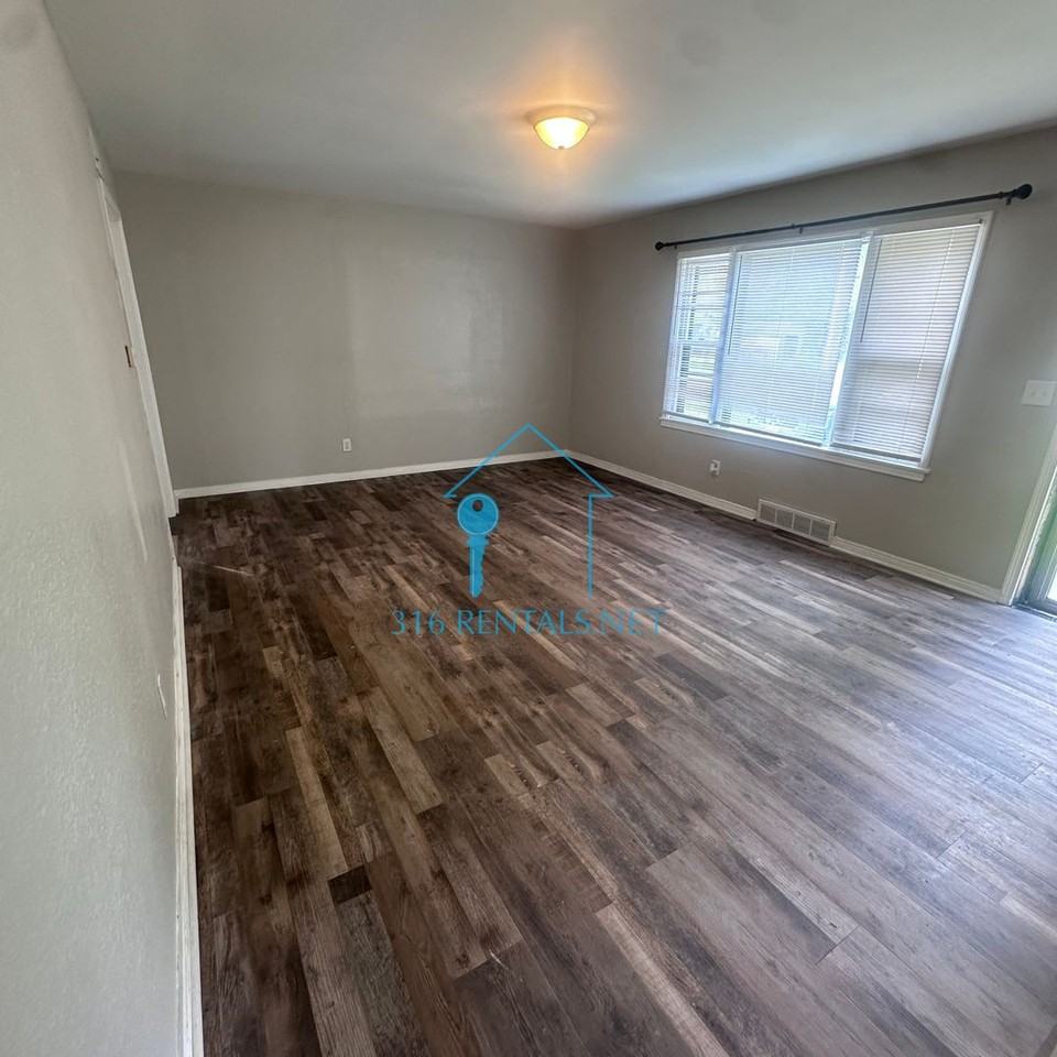 501 W 33rd St S - Photo 4 of 15