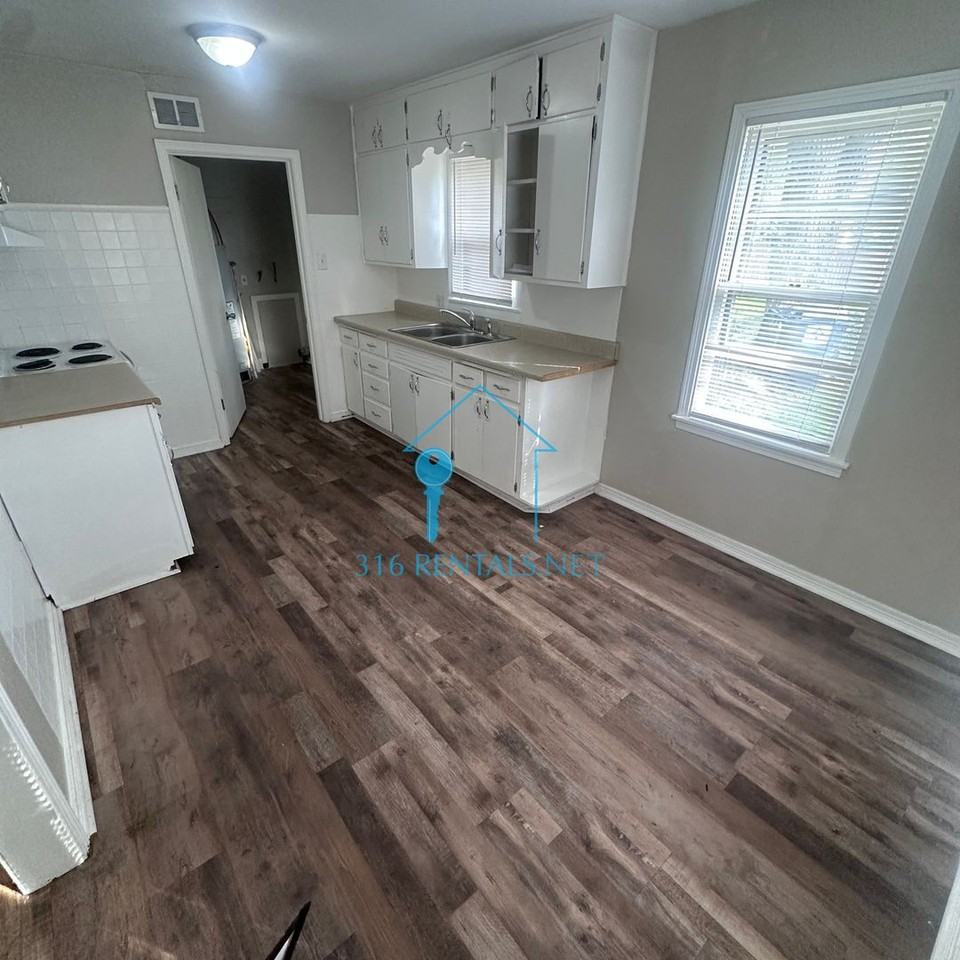 501 W 33rd St S - Photo 5 of 15